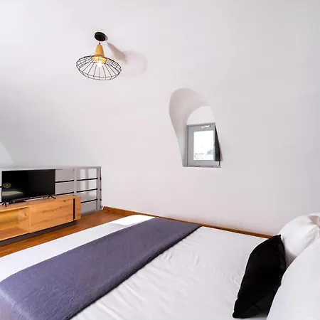 Charming Santorini 2 Bedrooms Premium Private Heated Pool Refined Interior